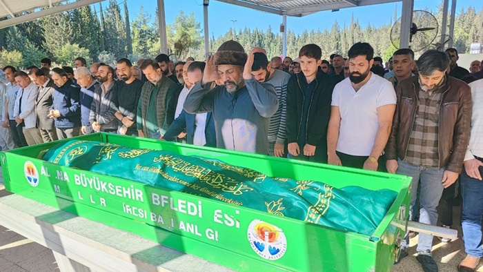 Baba, kazada ölen oğlunun cenaze namazını kıldırdı