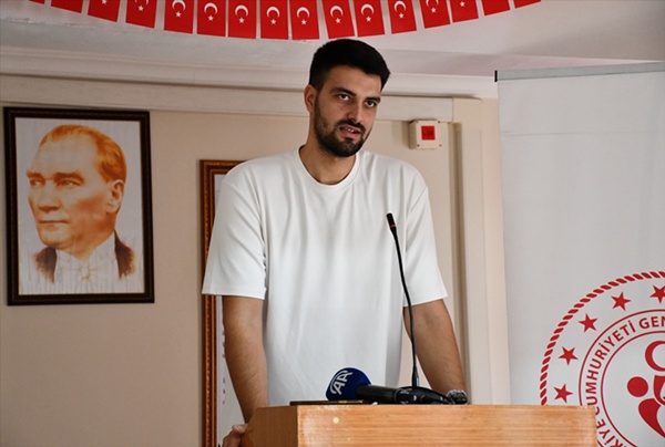 Adana'da milli tekvandocu Sergen Curabaz gençlerle buluştu