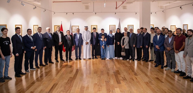 Âdil-i Mutlak Hat Eserleri Evrensel Yolculuğuna Katar İle Devam Ediyor