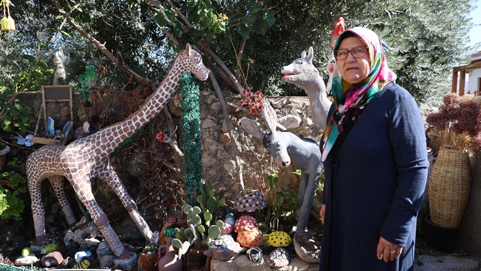 Halk eğitimden emekli oldu atıkları evinde sanata dönüştürdü