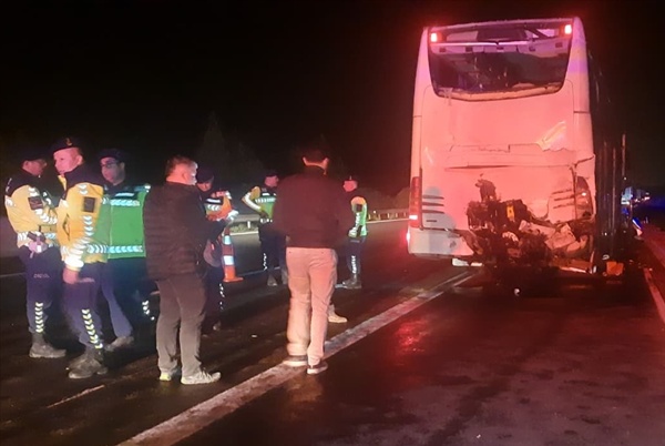 Adana'da tırın tur otobüsüne çarpması sonucu 1'i ağır 15 kişi yaralandı