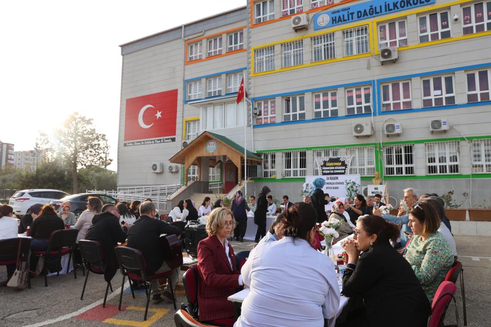 Okul bahçesinde Adana usulü öğretmenler günü kutlaması