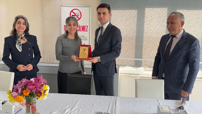 Adana, Mersin ve Osmaniye ilçelerinde de Öğretmenler Günü kutlandı