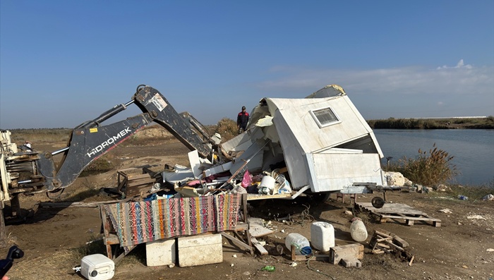 Adana Karataş'ta kaçak yapıların yıkımı sürüyor