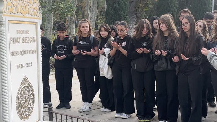 İstanbul'da 24 Kasım Öğretmenler Günü kapsamında eğitimci, şair ve yazarlar kabirleri başında anıldı