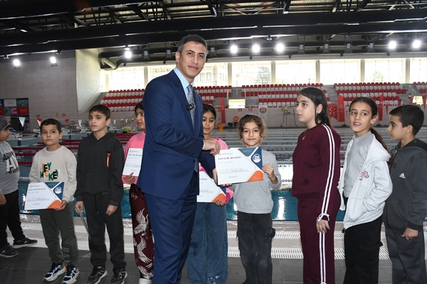 Adana'da yüzme öğrenen öğrencilere sertifikaları verildi
