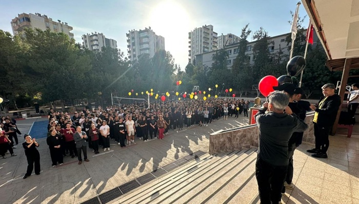 Adana'da aynı anda kanseri yenip okula dönen iki öğrenci, balonlarla karşılandı