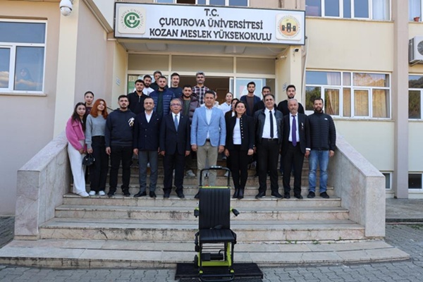 Kozan Meslek Yüksekokulu'nun merdivenlerindeki engel belediye işbirliği ile kaldırıldı