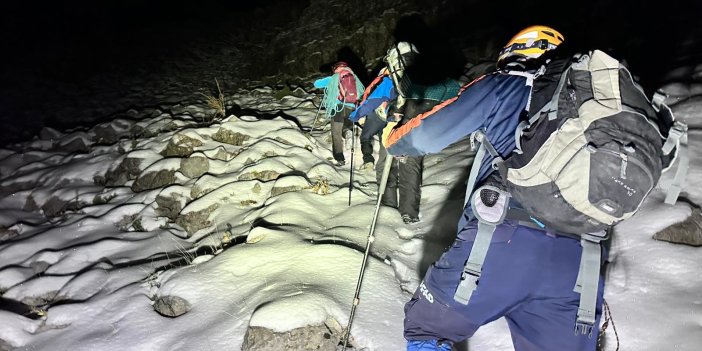 Karla kaplı dağa tırmanıp mahsur kalan 3 arkadaş kurtarıldı