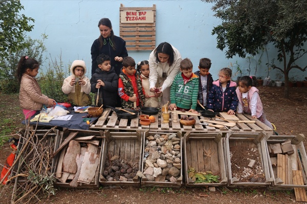 Okulun atıl bahçesini açık hava sınıfına dönüştürüp çocuklara doğayı sevdirdi