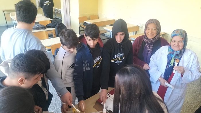 Seyhan İstiklal Anadolu Lisesi’nde Çevre Bilinci Hareketi: "Sınıfımız Hep Temiz" Projesine Naif Markasından Destek