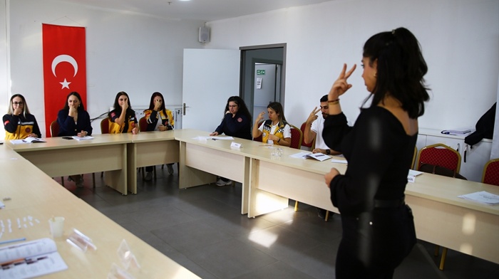 Adana'da 112 personeli sağlık hizmetinde engellere takılmamak için işaret dili öğreniyor