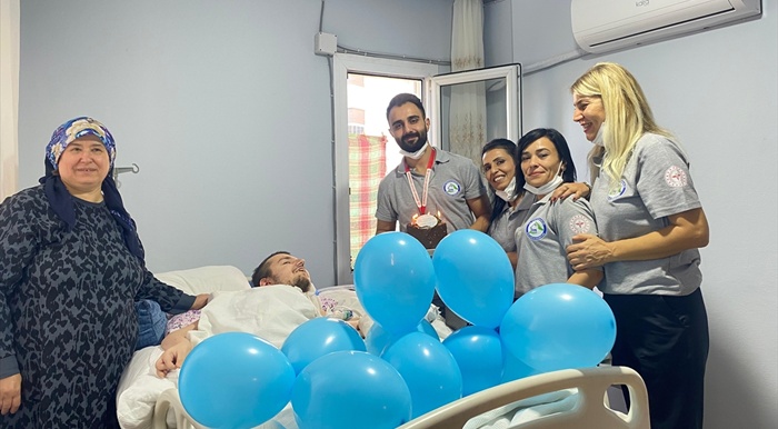 Adana'da yatağa bağımlı gencin film izleme hayali sağlık ekiplerince gerçekleştirildi