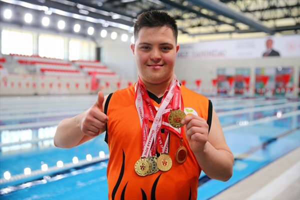 Down sendromlu yüzücü Mehmet, milli formaya kavuşmak için kulaç atıyor