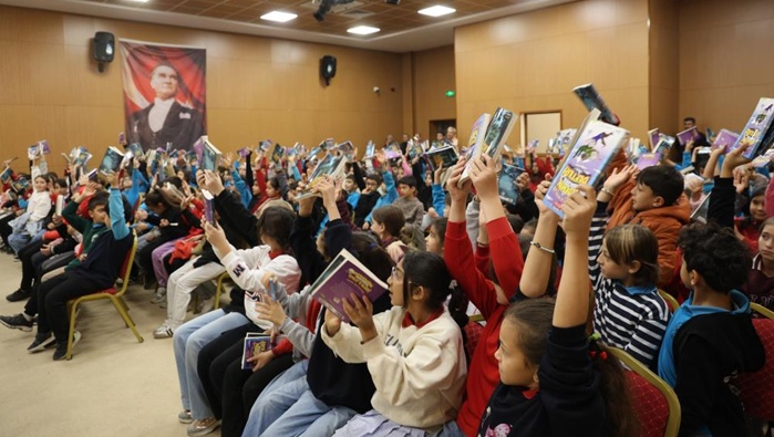 Dijital bağımlılık ve akran zorbalığına karşı kitaplı mücadele