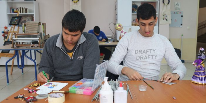 Adana'da özel gereksinimli bireyler atıkları ekonomiye kazandırarak gelir elde ediyor