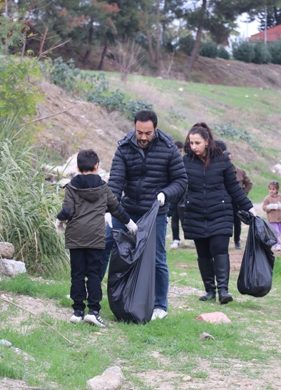 Adana'da çevre gönüllüleri Seyhan Nehri'nin çevresindeki atıkları topladı