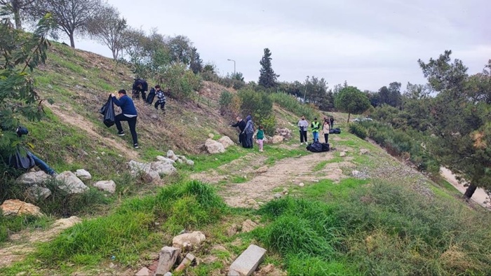 Çöpleri belediye yerine gönüllüler topladı