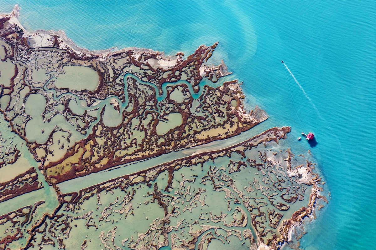 Yumurtalık Lagünü’nde su yüzeyindeki doğal şekiller dikkati çekiyor