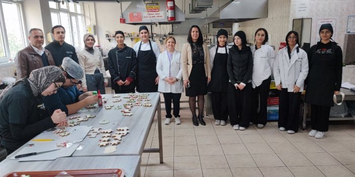 Halka açık kafede öğrenciler hem öğreniyor hem üretiyor