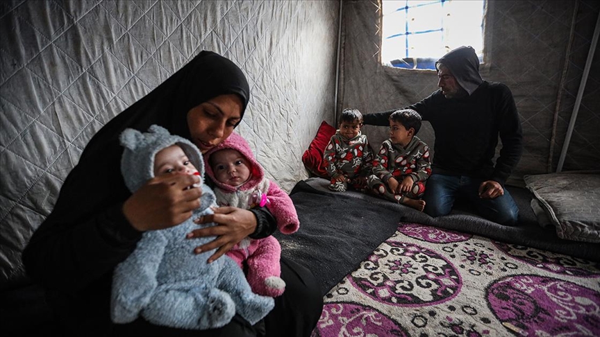 Gazze'de soykırımdan sağ kurtulanlar bu kez çadırlarda hayatta kalmanın savaşını veriyor