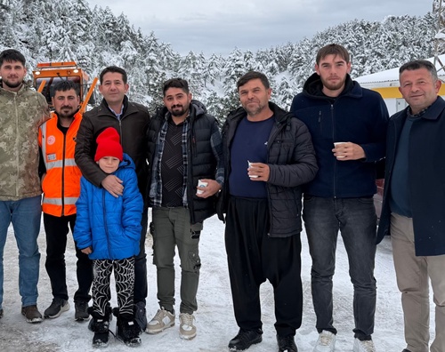 Adana'da karla mücadele: Mahsur kalan araçlar kurtarılırken vatandaşlara da sıcak içecek ikramı yapıldı