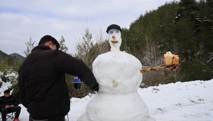 Kozan’da kar keyfi: Kardan adama sucuk ekmek ve şalgam ikram ettiler
