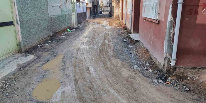 Yollar köstebek yuvasına döndü, mahalleli isyan etti