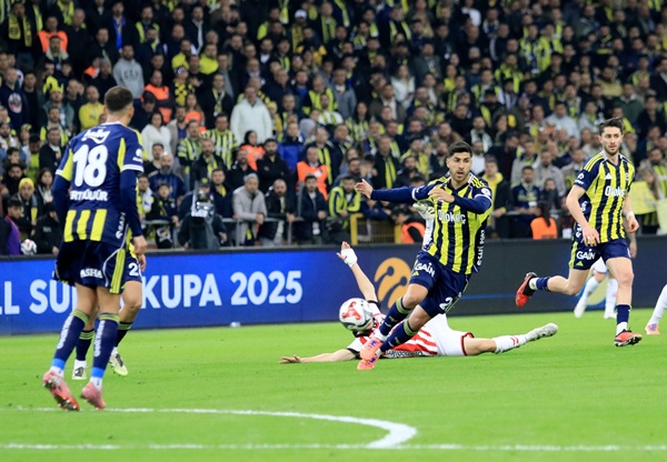 Turkcell Süper Kupa: Fenerbahçe: 1 - Samsunpor: 0 (İlk yarı)