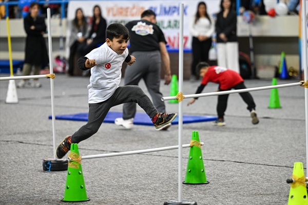 Adana'da öğrenciler olimpik çocuk oyunlarında mücadele etti