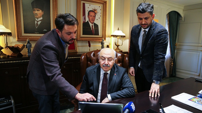 Vali Yavuz Selim Köşger, AA'nın "Yılın Kareleri" oylamasına katıldı