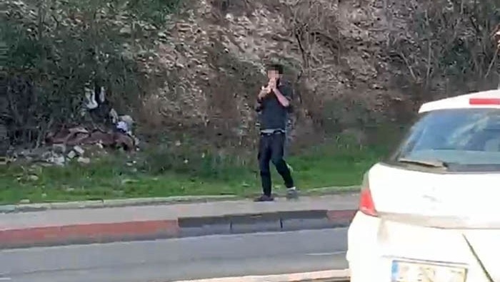 Adana'da herkesin gözü önünde poşetle uçucu madde çekti