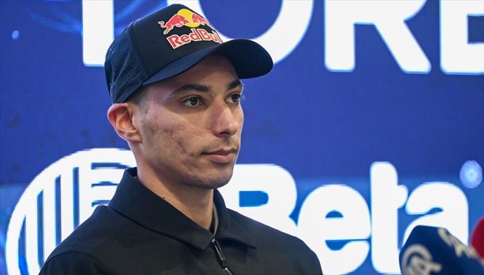 Milli motosikletçi Toprak Razgatlıoğlu, Adana'da sponsorluk anlaşmasını yeniledi