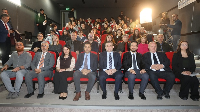 Adana'da "Gazetecilik Mesleğinin Dijital Yolculuğu" paneli düzenlendi