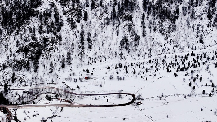 Aladağlar'da oluşan kar güzelliği dronla görüntülendi