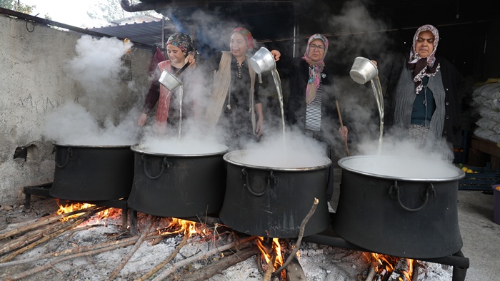 Dalında 5 TL  olan turunç, kadınların elinde kara kazanda değer kazandı