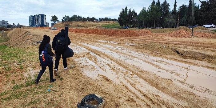 15 yıllık Çukurova Güzel Sanatlar Lisesi çamura teslim