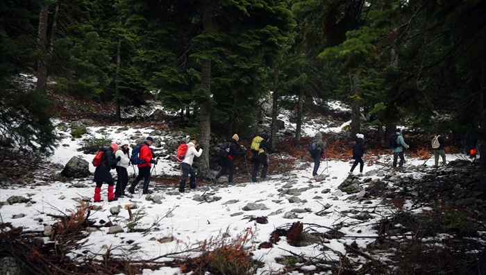 Adana'da beyaza bürünen Armutoluğu Yaylası dağcılık tutkunlarına parkur oluyor