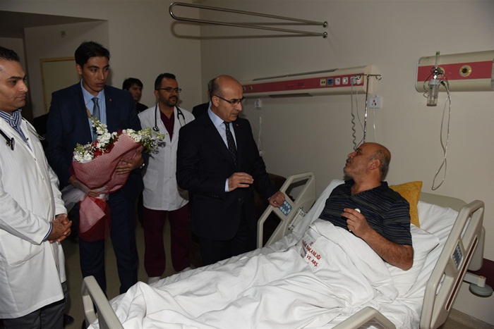 Vali Mahmut Demirtaş, Valilik Çalışanı Fikret Aktaş’ı Tedavi Gördüğü Hastanede Ziyaret Etti