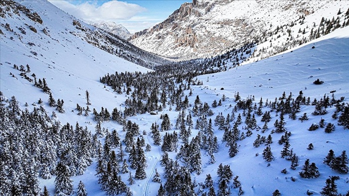 Kar yağışıyla beyaza bürünen Aladağlar Milli Parkı dronla görüntülendi
