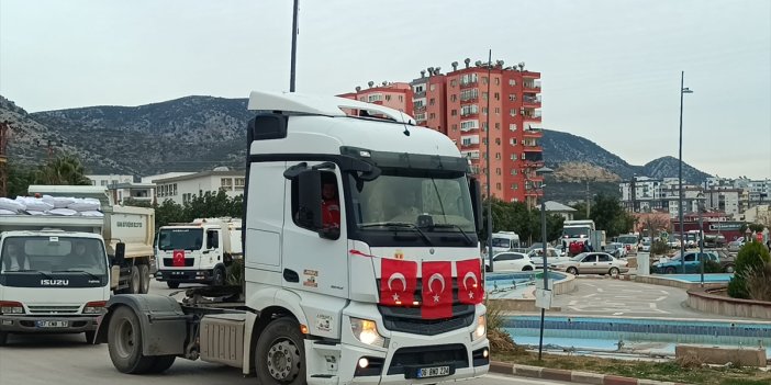 Kozan'da, terör örgütü YPG/SDG yandaşlarının Türk bayrağına saldırısına tepki