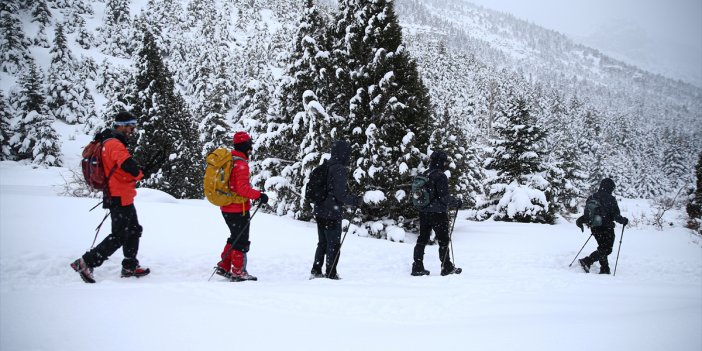 Doğa sporcuları Aladağlar'ın karla kaplı eteklerinde sınırlarını zorluyor