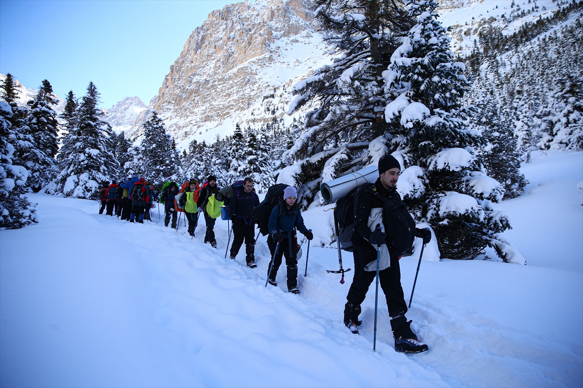 ADANAPOST FOTO GALERİ - Doğa sporcuları Aladağlar'ın karla kaplı eteklerinde sınırlarını zorluyor