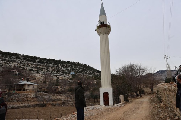 Aladağ'da ilginç tablo: Cemaat, imam, minare var fakat cami yok