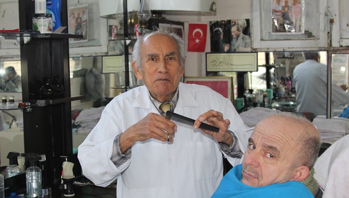 80 yaşında, 66 yıldır berber