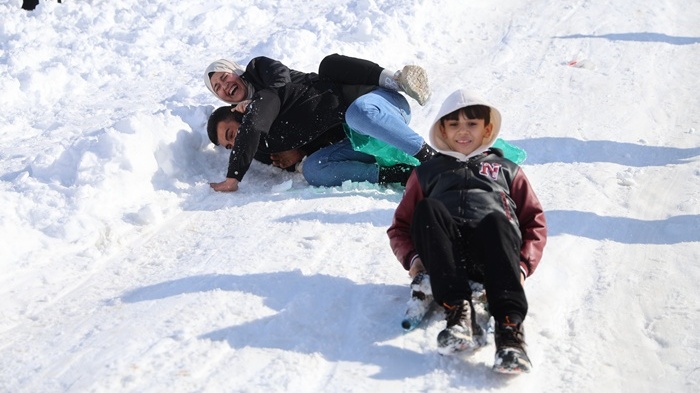 Adana usulü kayak festivali: Leğenle, bidonla, poşetle pistte yarış