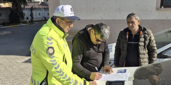 Adana'da işçi servisinin camını kaskla kıran motosikletlinin ehliyetine el konuldu