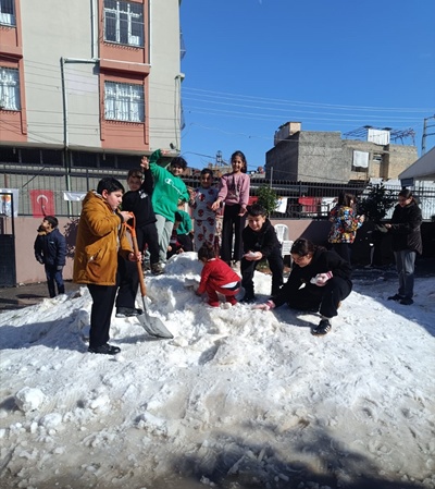 Adana'da çocuklar kamyonlarla getirilen karla eğlendi