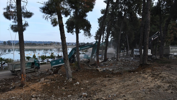 Adana'da göl kıyısındaki kaçak yapıların yıkımı sürüyor