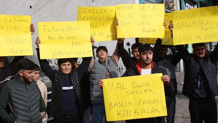 Adana'da gençlerden başlık parası eylemi